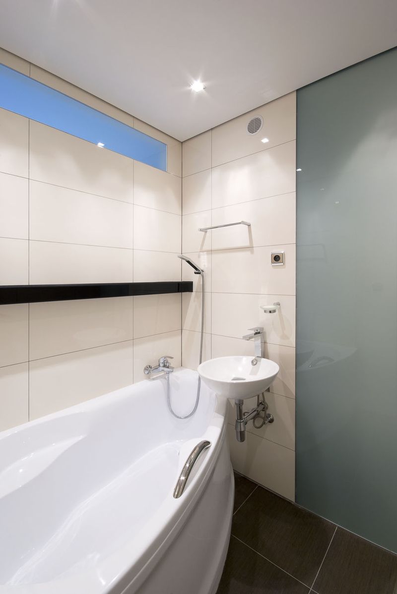 Jediným požadavkem majitelky bytu, pokud se koupelny týče, byla instalace vany místo původní nepraktické sprchové vaničky se sedátkem, vše ostatní nechala na architektovi.