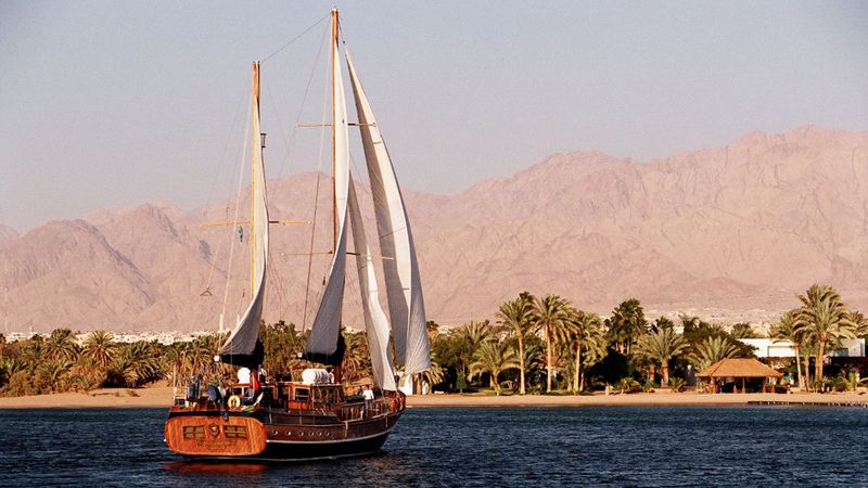 Jachty u města Aqaba, ve kterém je spousta přístavišť – i každý „slušný“ hotel má svou marínu
