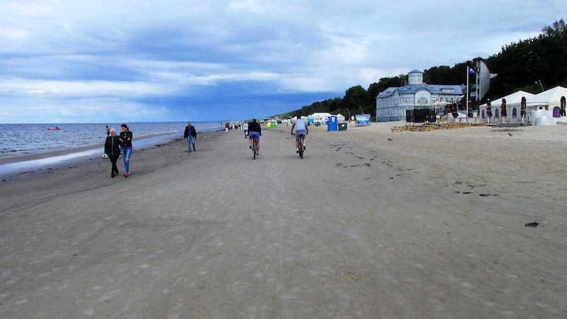 Jurmalská pláž je dlouhá asi 32 kilometry.