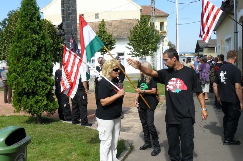 V ulicích města Szécsény protestovali členové strany Jobbik a Maďarské gardy proti návštěvě Roberta Fica. Měli na sobě trička s mapou historického velkého Uherska a trička s nápisem „Jsem starší, než Slovensko“.