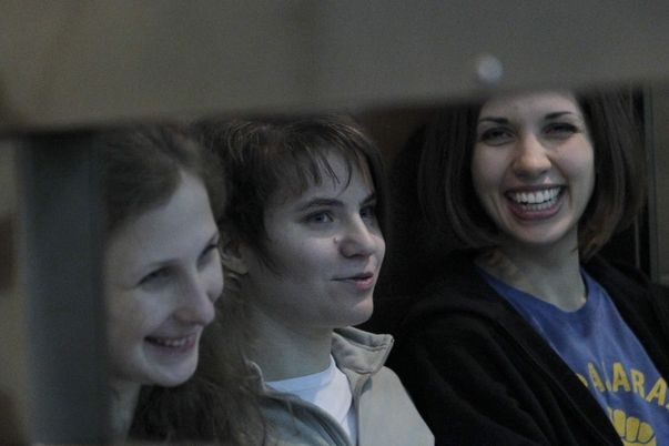 Členky Pussy Riot (postupně zleva) Marija Aljochinová, Jekatěrina Samucevičová a Naděžda Tolokonnikovová u moskevského soudu. 