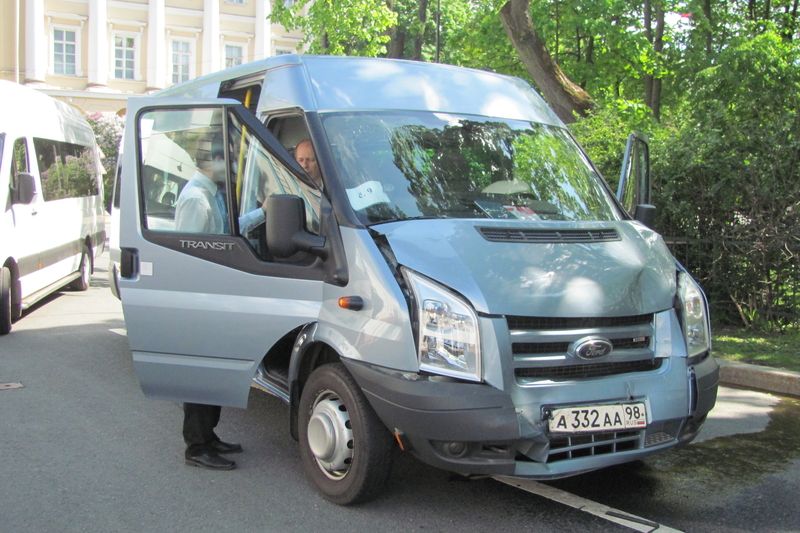 Vozidlo, které v Rusku převáželo vládní úředníky. 