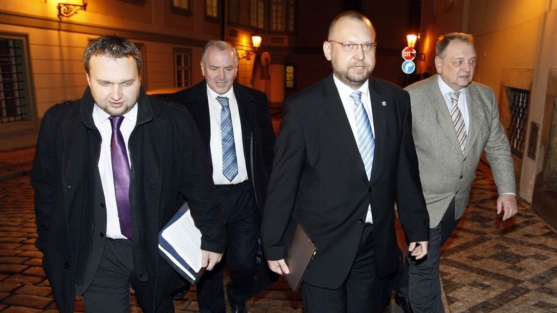Zástupci KDU-ČSL Marian Jurečka, Stanislav Juránek, Jan Bartošek a Jan Kasal přicházejí 10. prosince 2013 na koaliční jednání.