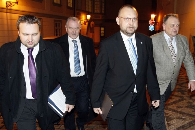 Zástupci KDU-ČSL Marian Jurečka, Stanislav Juránek, Jan Bartošek a Jan Kasal přichází 10. prosince 2013 na koaliční jednání.