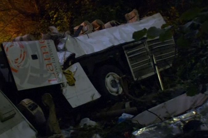 V Itálii spadl autobus z dálnice, nejméně 39 mrtvých