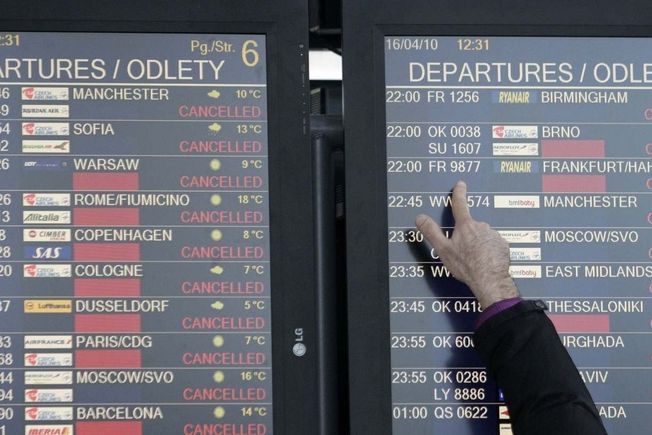 Na informační tabuli o odletech z pražského letiště v Ruzyni se pasažéři v pátek dočetli jedinou informaci - zrušeno.