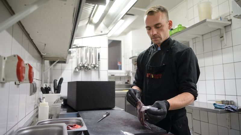 Šéfkuchař Christoph Hauser připravuje pochoutku z vnitřností.