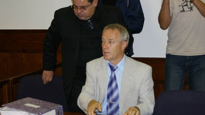 Zdeněk Kořistka (vpředu) se svým obhájcem u vrchního soudu.