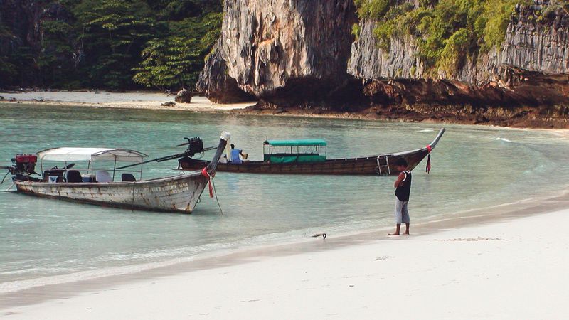 Lodice na Phi Phi Leh, které vozí turisty na pláž, kde se točil film Pláž.