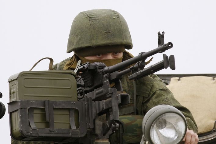 Ruský voják střeží krymské letiště Belbek