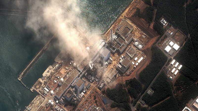 Snímek hořící elektrárny Fukušima po vlně tsunami