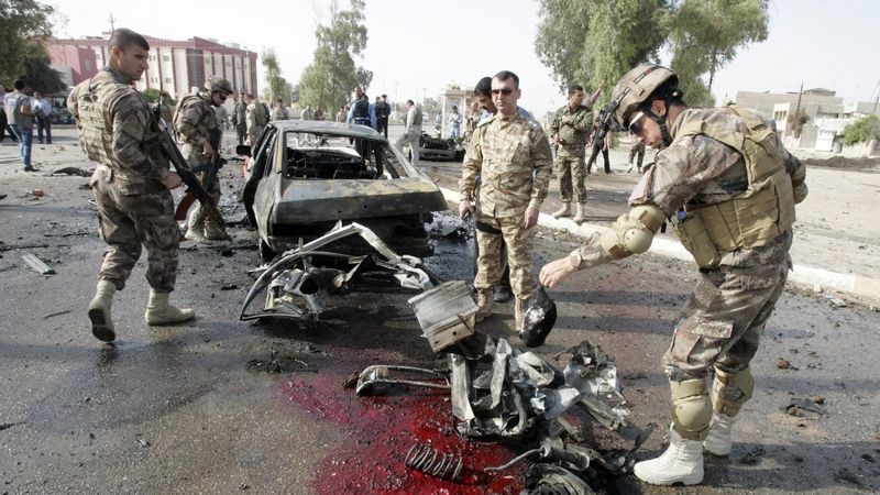 Iráčtí vojáci v Kirkúku na místě atentátu