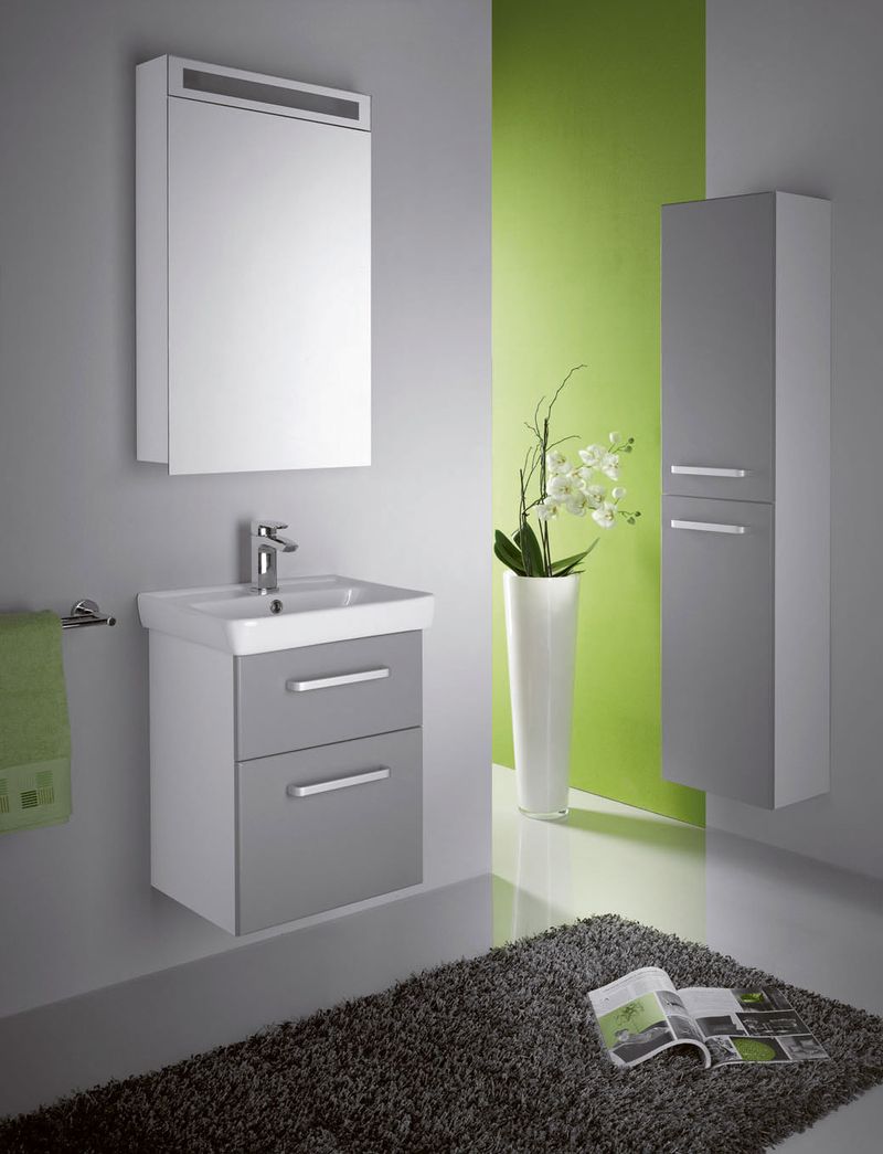 Jemná a decentní šedá patří i do koupelny. Koupelnový nábytek GO má hloubku pouze 38 cm a povrchovou úpravu matný hliník. Barva na stěně oživuje prostor, své udělají i barevné ručníky.