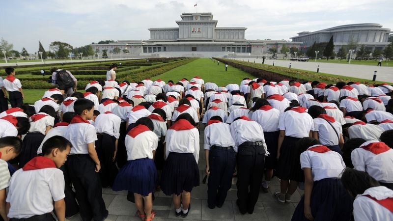 Severokorejští studenti před palácem Kumsusan v Pchjongjangu