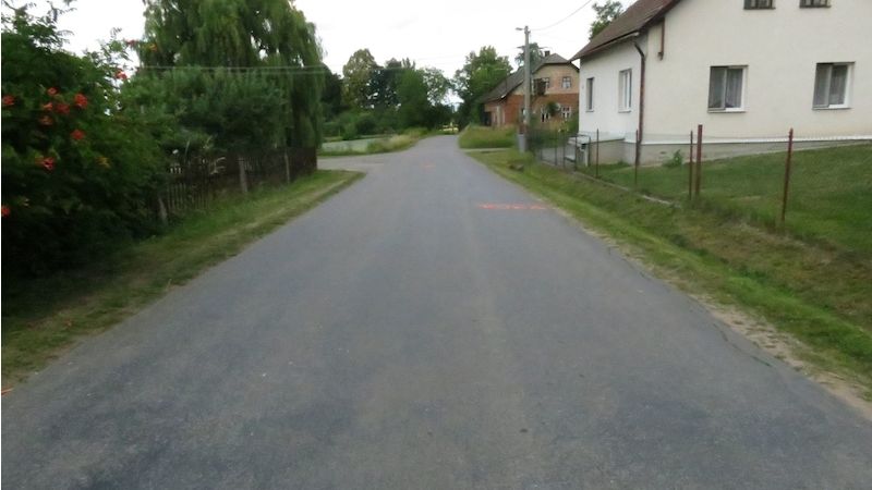 Místo střetu osobního auta s cyklistou na křižovatce v obci Trpík.