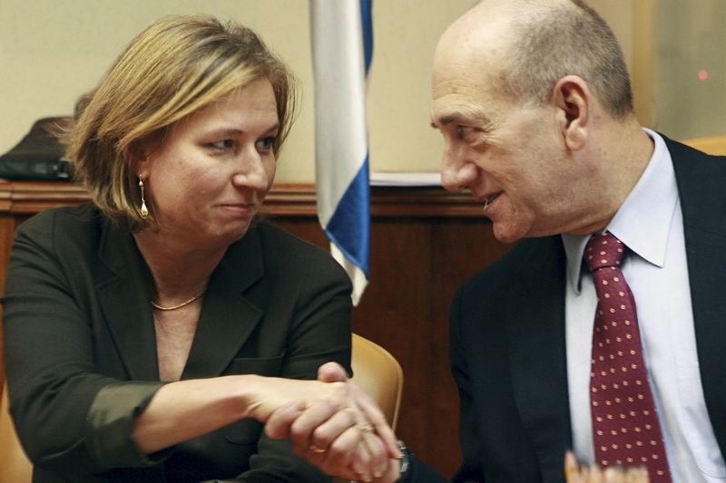 Izraelský premiér Ehud Olmert si podává ruku s ministryní zahraničí Cipi Livniovou.