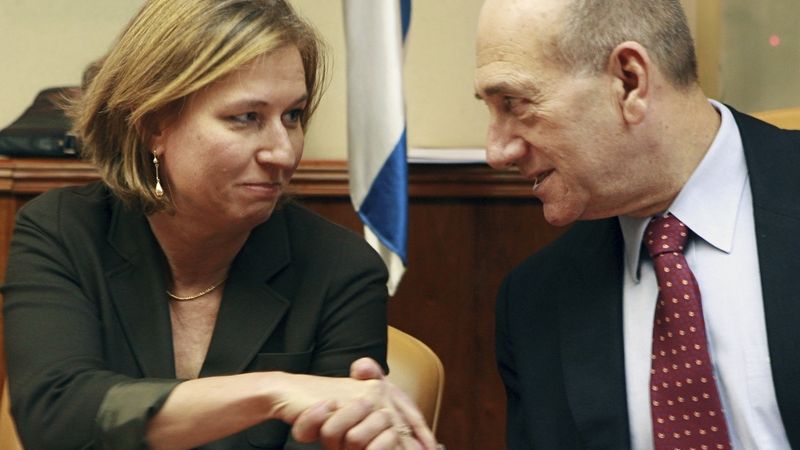 Izraelský premiér Ehud Olmert si podává ruku s ministryní zahraničí Cipi Livniovou.