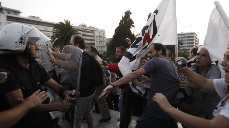 Nedělní střety řecké policie s demonstranty v Aténách 