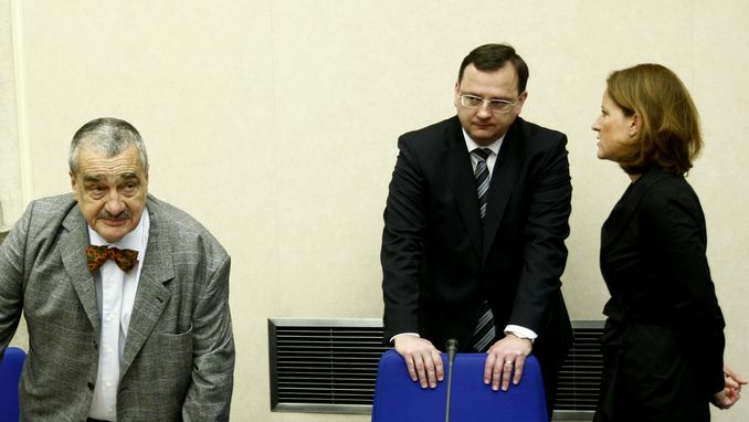 Premiér Petr Nečas (ODS) naslouchá Karolíně Peake. Vedle ministr zahraničí Karel Schwarzenberg (TOP 09)