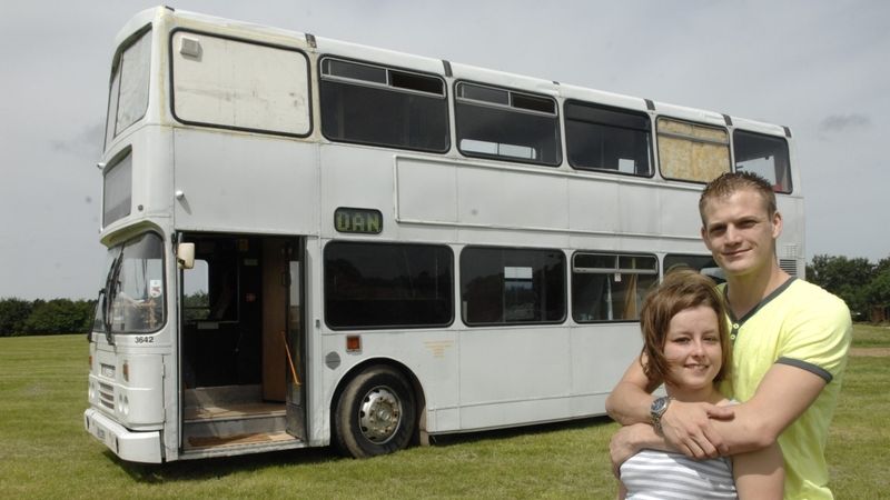 Britský pár bydlí spokojeně ve dvoupatrovém autobusu.