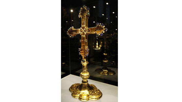 Zlatý relikviářový kříž používaný při korunovacích od roku 1527.