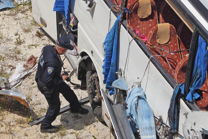 Chorvatský policista ohledává místo tragické nehody českého autobusu