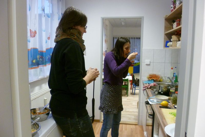 Provozní MC Medvídek Miluše Crhonková a vedoucí Katka Fišarová při přípravě jídel z luštěnin.