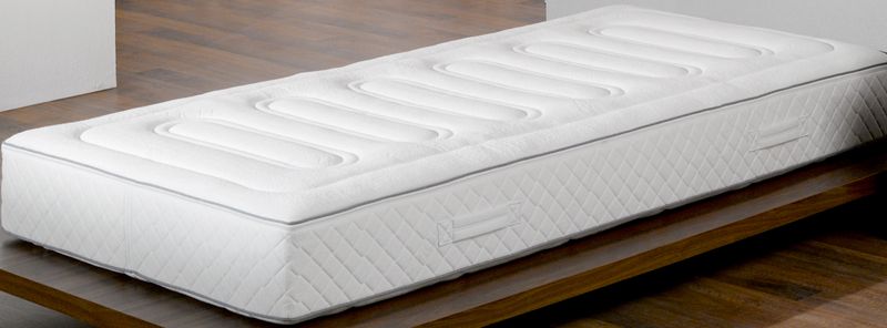 Senioři preferují měkčí a elastičtější matraci. Důležité je, aby měla snímatelný prací potah na 60 °C. Matraci je dobré po 7 až 10 letech vyměnit za jinou. 