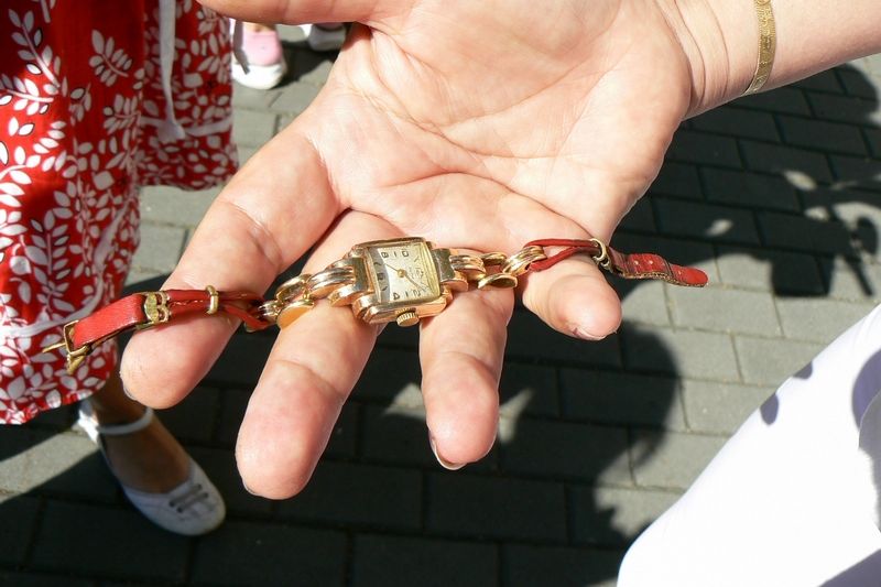 Táňa Rohánková ukazuje maminčiny hodinky, které přežily železniční nehodu u Studénky. 