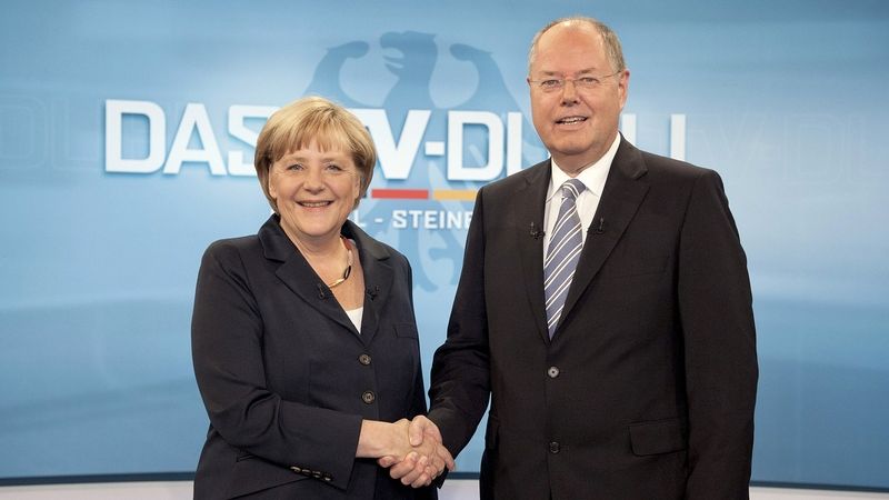 Německá kancléřka Angela Merkelová a její vyzyvatel Peer Steinbrück před televizní detabou