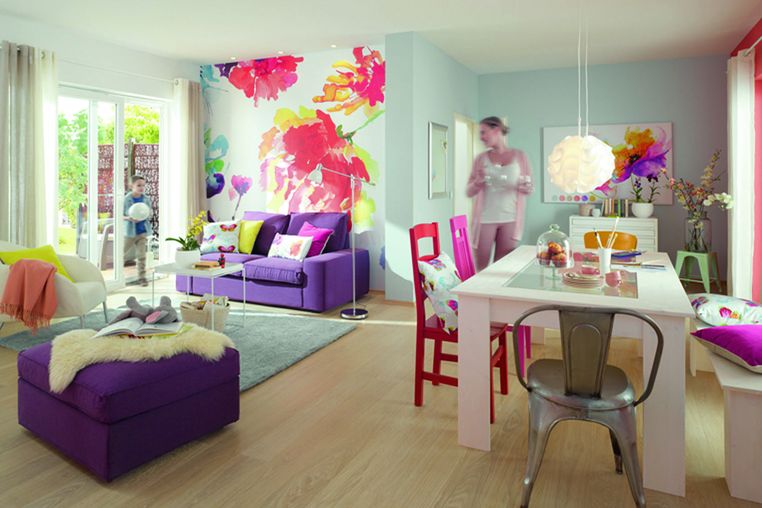 Spektrum barev tvoří výrazná fialová, červená a také jemnější starorůžová, béžová, blankytně modrá či krémově bílá. Dopřejme léto i svému bytu a nechme rozkvést stěny prostřednictvím barevné květinové tapety nebo ornamentálních vzorů na nábytku.