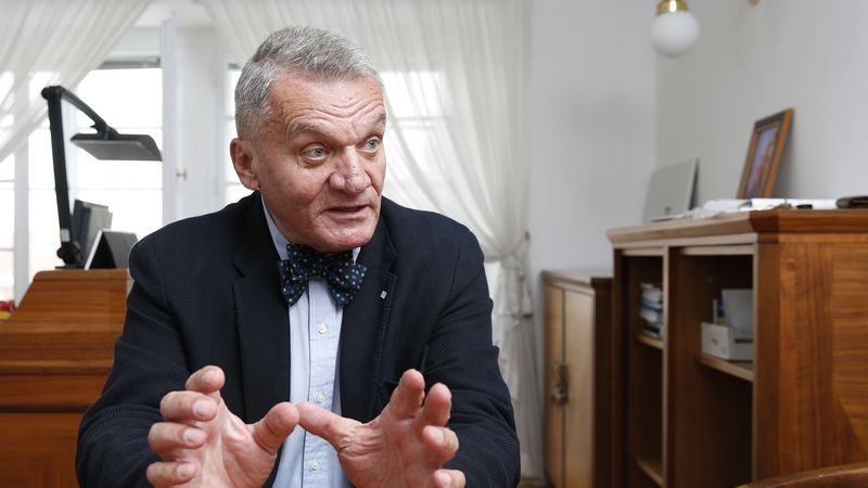 Poslanec ODS Bohuslav Svoboda před povinností nosit roušku.