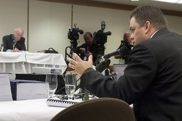 Ředitel a spoluzakladatel společnosti Taser International Tom Smith (vpravo) vypovídá ve Vancouveru při vyšetřování použití taseru 