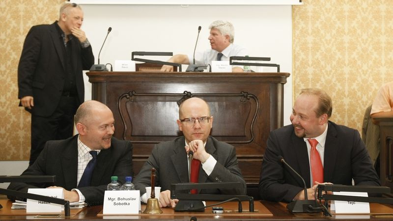 Jednání poslaneckého klubu a předsednictva ČSSD. Na snímku zleva Michal Hašek a Bohuslav Sobotka a Jeroným Tejc.