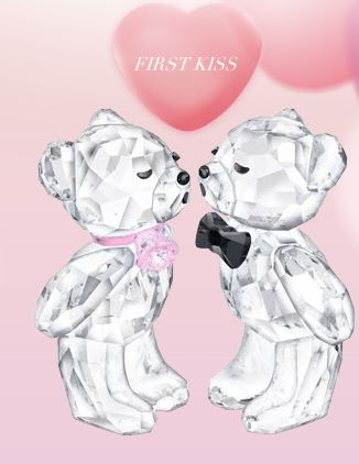 First Kiss Kris Bears - dva malé medvídky z čirých fasetovaných křišťálů s černými a růžovými detaily, kteří vypadají, jako by se měli právě políbit.
