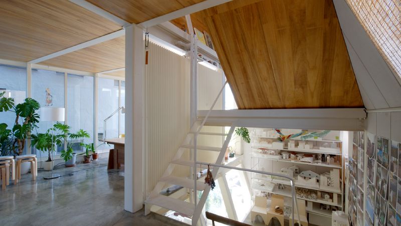 Japonští architekti ze studia Bow Wow mají v oblibě dřevo a bílou barvu, která opticky zvětšuje prostor a symbolizuje volnost.