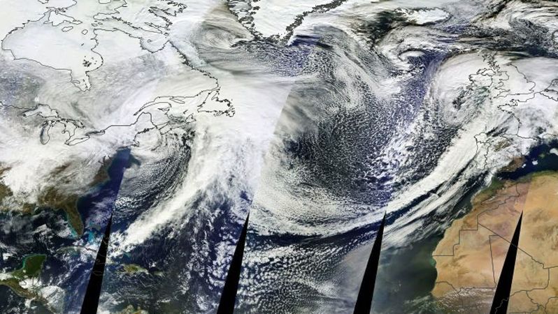 Složený satelitní snímek Atlantiku, na němž je zřetelná provázanost mezi atmosférickými jevy probíhajícími na severovýchodu USA a na západě Evropy.