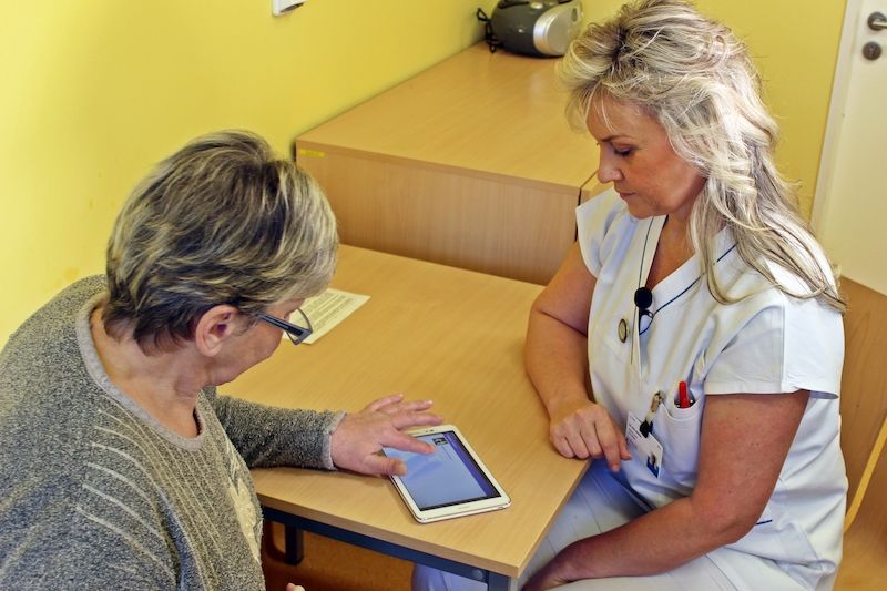 Staniční sestra neurologického oddělení Eva Haxha odebírá pacientčinu anamnézu pomocí tabletu.