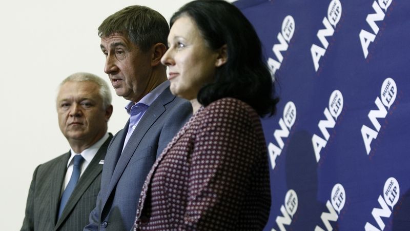 Jaroslav Faltýnek, Andrej Babiš a Věra Jourová na tiskové konferenci ANO