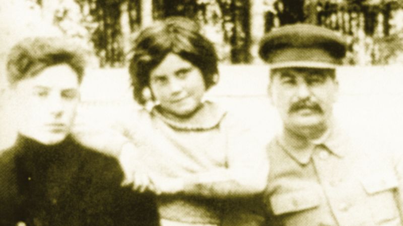 Stalin se svými dětmi z druhého manželství – Světlanou a Vasilijem. 