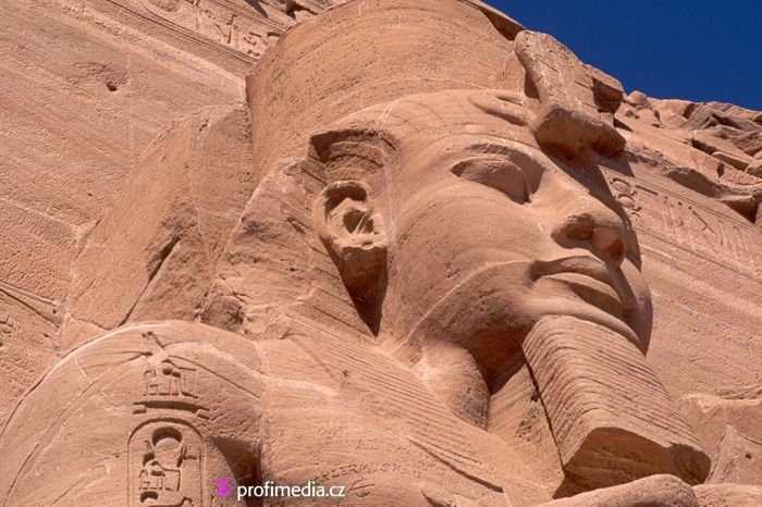 Hlava Ramsese II. u vchodu do chrámu Abú Simbel