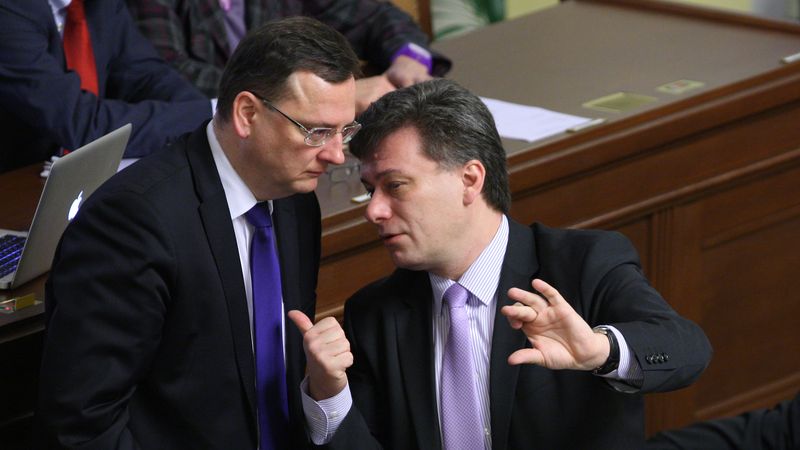 Premiér Petr Nečas naslouchá ministrovi spravedlnosti Pavlu Blažkovi (oba ODS)