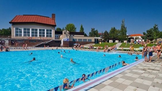 Největší atrakcí koupaliště v Dobrušce je padesátimetrový bazén. 