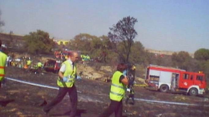 Záchranáři na místě havárie letadla Spanairu. Záběr z videa.