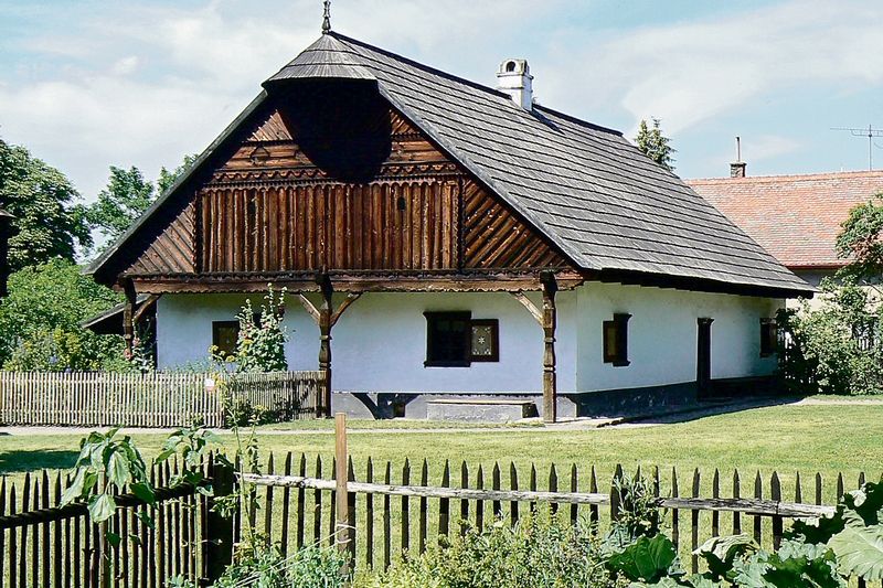 Chalupy ve skanzenu v Přerově nad Labem.