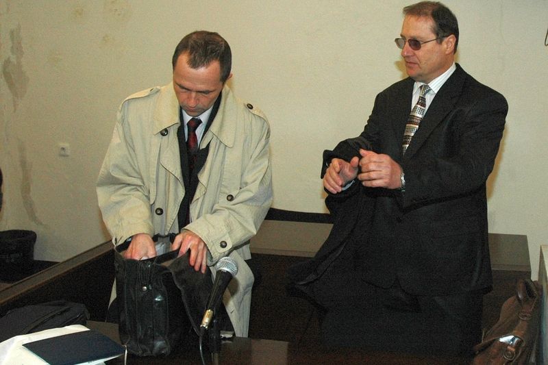 Expolicista Jiří Vrba (vpravo) u soudu se svým obhájcem