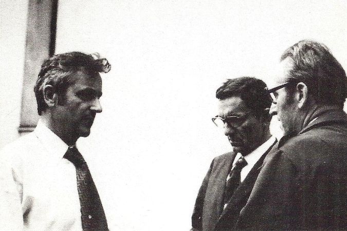 Zleva historici Jaroslav Mezník a Jan Tesař a filosof Rudolf Battěk, červenec 1979