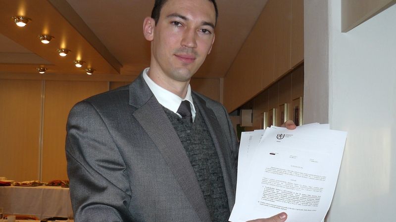 Právní expert Západočeské univerzity František Korbel ukazuje koncepty usnesení o zrušení vysokoškolského diplomu. 