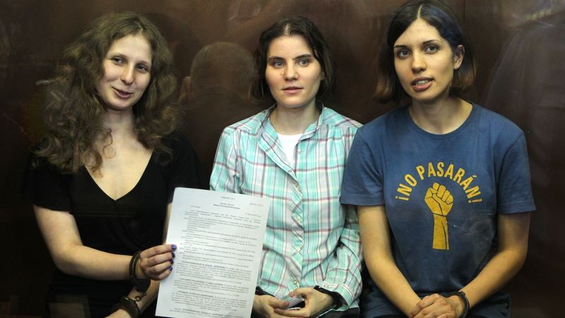 Pussy Riot: Naděžda Tolokonniková, Jekatěrina Samucevičová a Marija Alechinová 