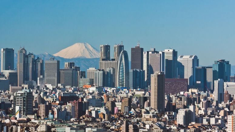 Panorama Tokia se sopkou Fudži v pozadí.